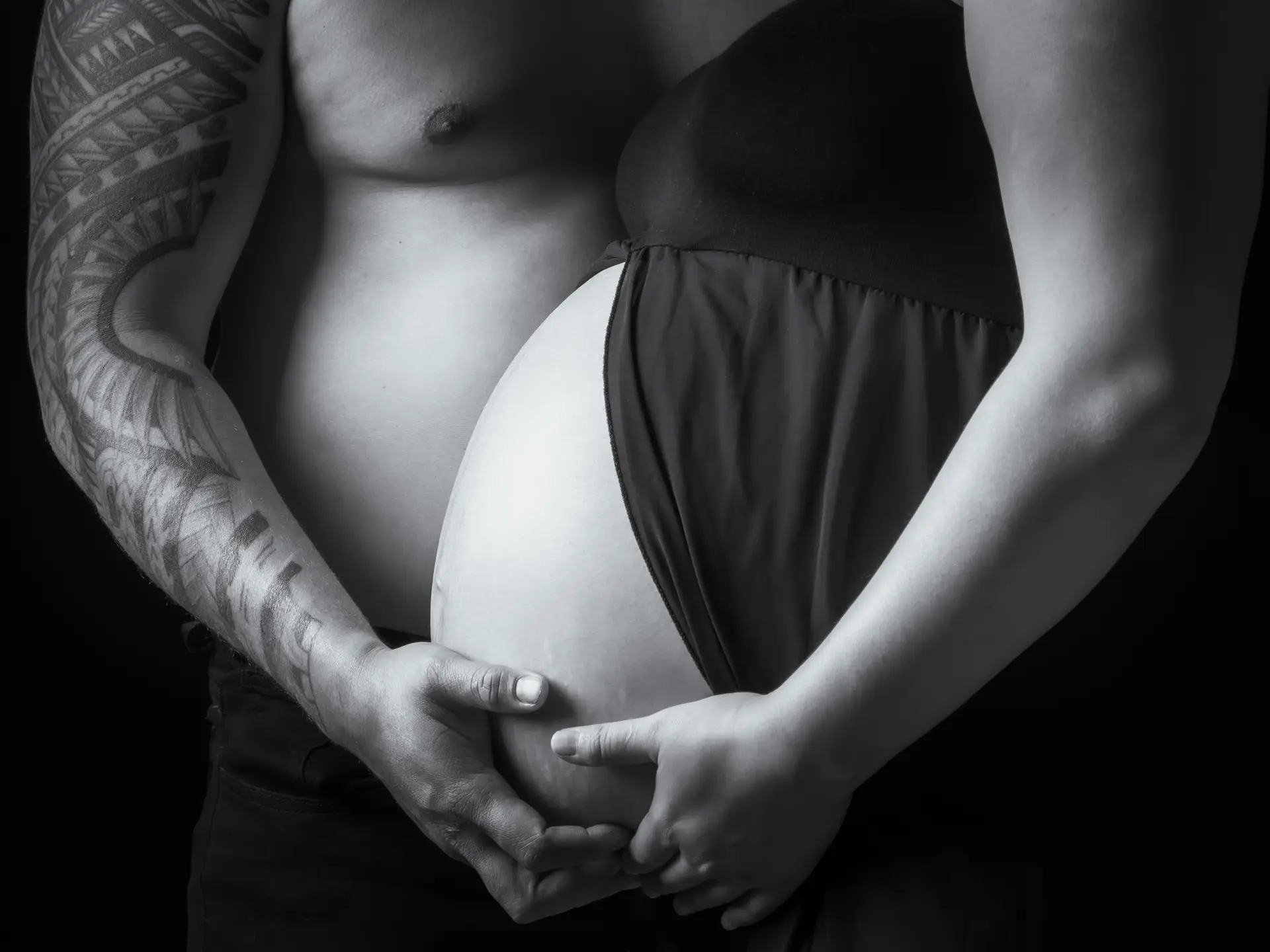 Photo de grossesse en noir et blanc — Den'iso Photographie